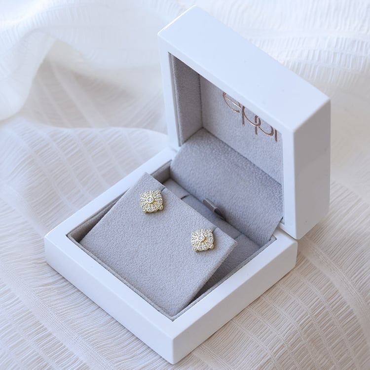 Diamanten in goldenen Ohrringen 67991