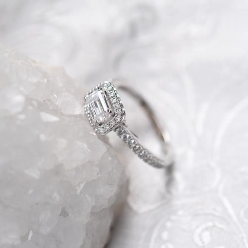 Verlobungsring mit Diamant im Smaragdschliff Farida