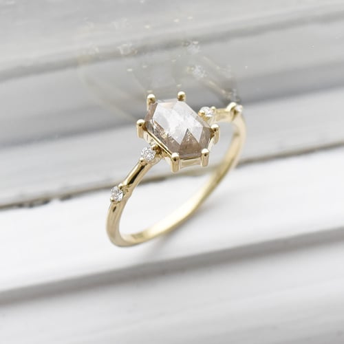 Ring mit Hexagon Salt and Pepper Diamant Justine