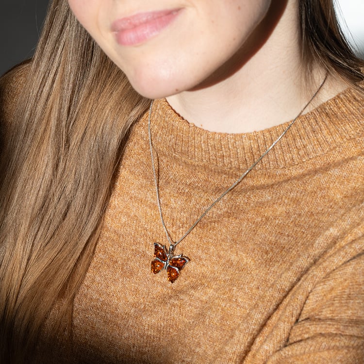 Silberner Anhänger mit Bernstein in Form eines Schmetterlings Kupu 150896