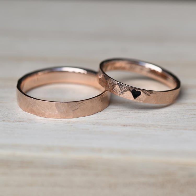 Gehämmerte goldene Eheringe mit mit Emaille Herz Abale 46087