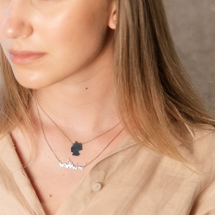 Silberne Kette mit Anhänger in Form von Deutschland 107147