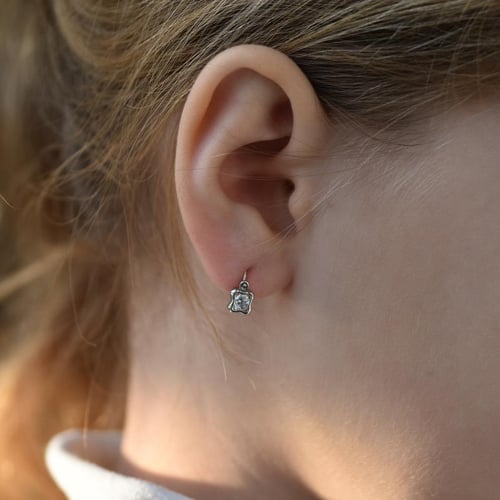 Goldene Kinderohrringe mit Lab Grown Diamanten Karola