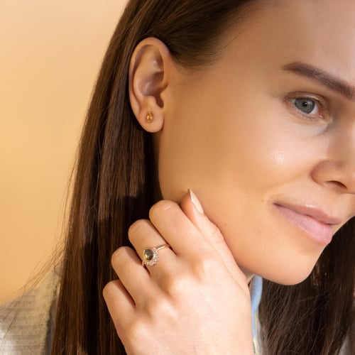 Ring mit einem Salt and Pepper Diamanten in Tropfenform und Lab Grown Diamanten Elysia