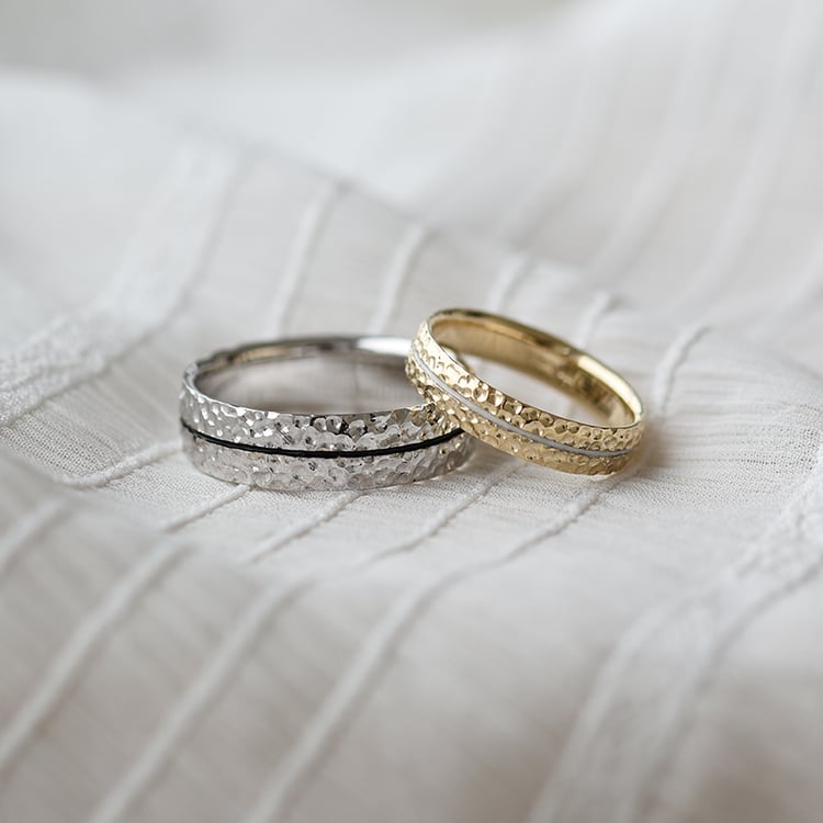 Unkonventionelle Trauringe Gold mit schwarzer und weißer Füllung 64152