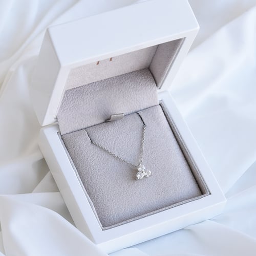 Romantischer Anhänger mit drei Diamanten Lizzy