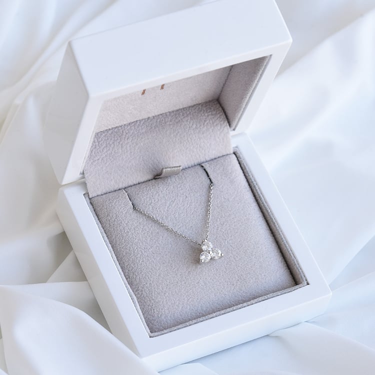 Romantischer Anhänger mit drei Diamanten Lizzy 86040