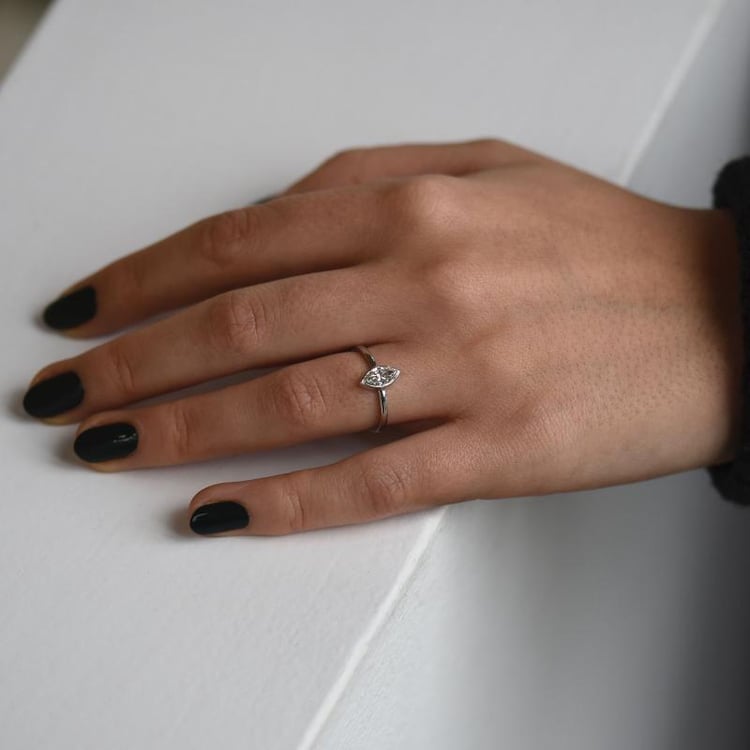 Diamantring auf dem Damenhand 49392