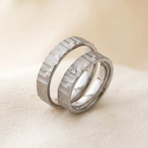 Flache Eheringe aus Titan mit Diamant Aria