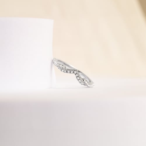 Eternityring in V-Form mit Diamanten Zach