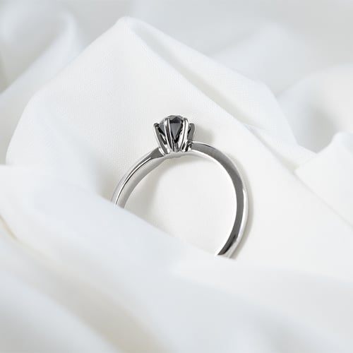 Goldener Verlobungsring mit schwarzem Diamant Mala