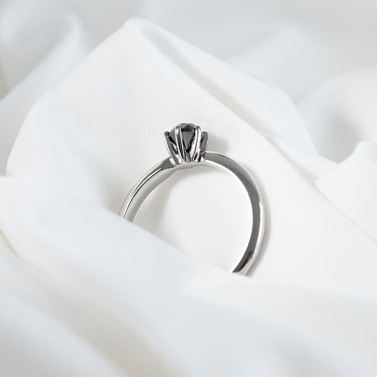 Goldener Verlobungsring mit schwarzem Diamant Mala 125608