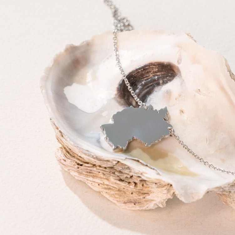 Silberne Kette mit Anhänger in Form von Deutschland 106520