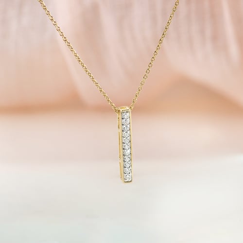 Goldener Anhänger mit Diamanten Ola