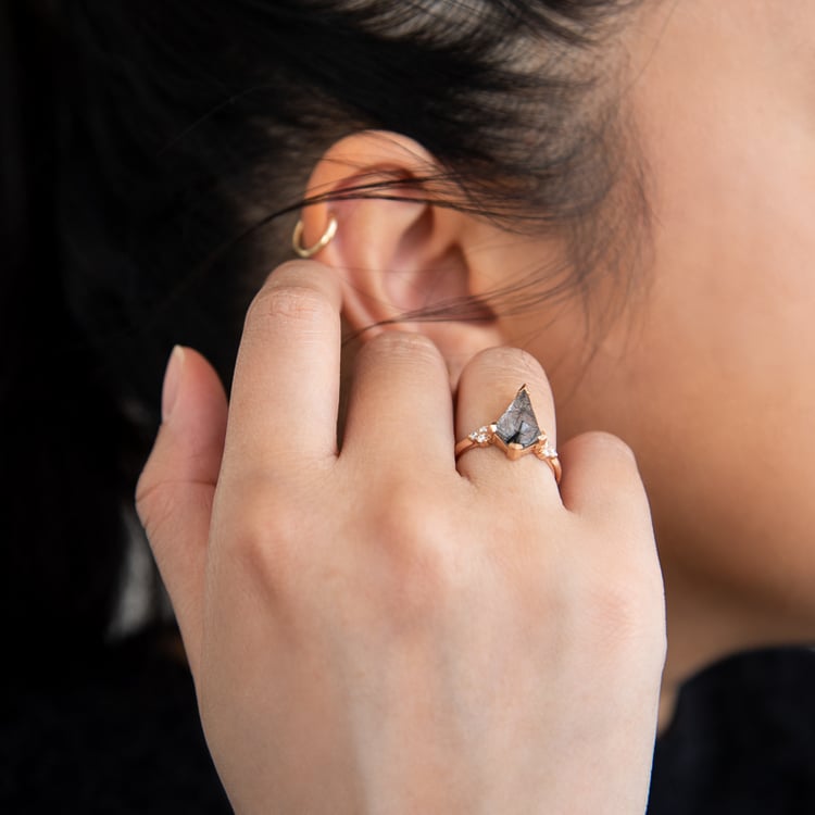 Einzigartiger Ring mit einem Rutilkristall Kettil 124575