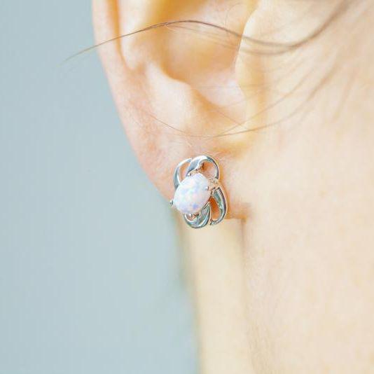 Silberne Ohrringe mit weiße Opalen Sanvali 16257