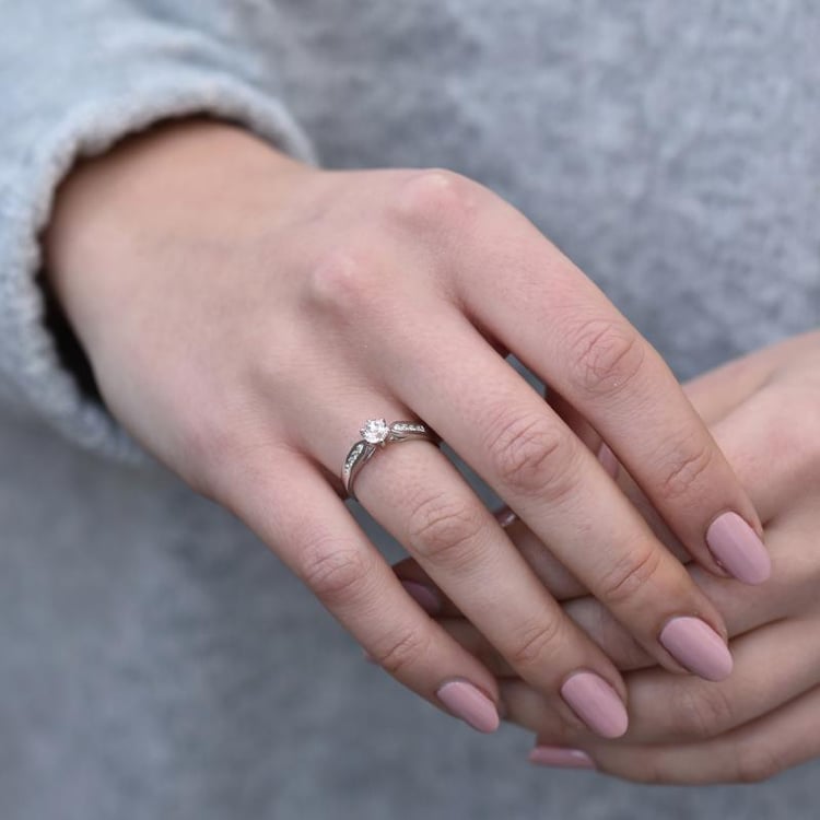 Morganit Verlobungsring auf dem Hand 43517