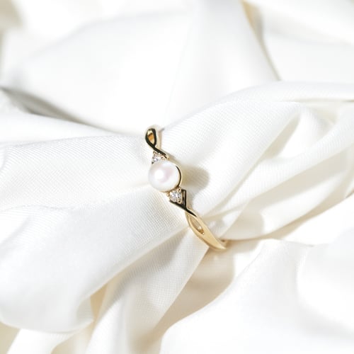 Eleganter Goldring mit Perle und Diamanten Azana