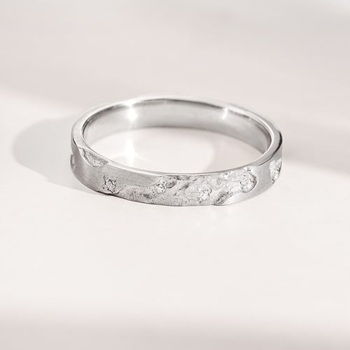 Goldene Eheringe mit von Hand gravierter Oberfläche Cley