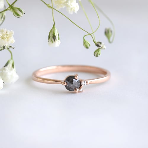 Zarter Ring mit Salt and Pepper Diamant Marine