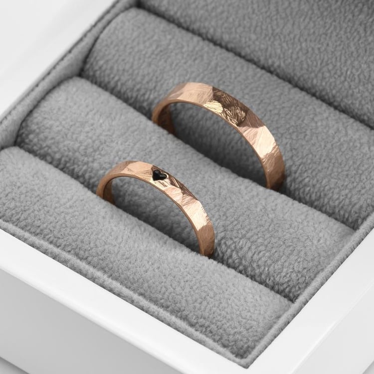 Gehämmerte goldene Eheringe mit mit Emaille Herz Abale 40639