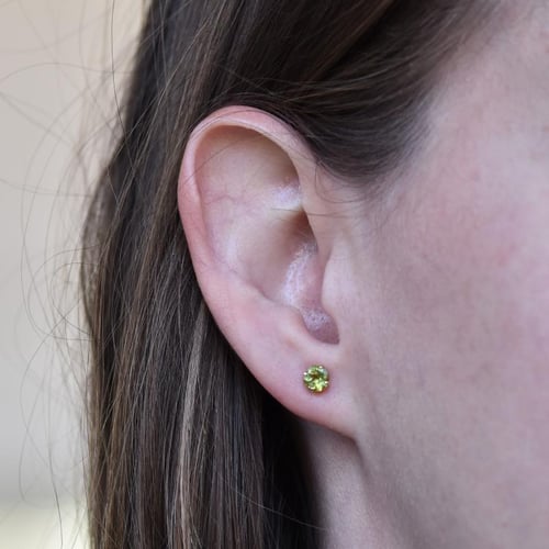 Goldene Ohrstecker mit Olivinen Beaola