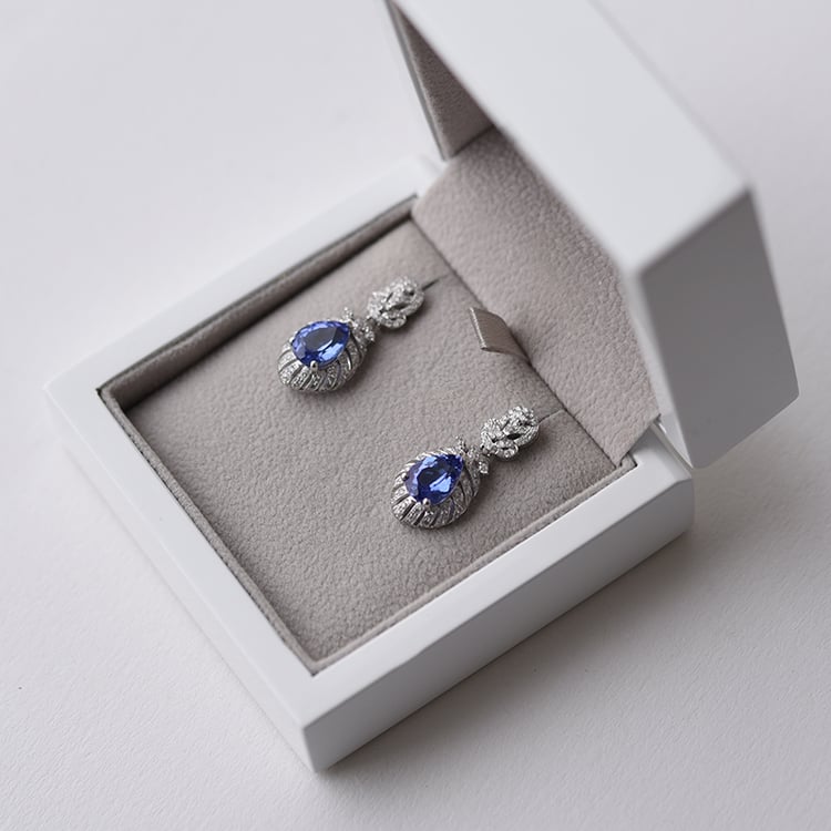 Goldene Ohrringe mit Tansaniten und Diamanten Fujita 62380