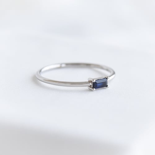Ring mit Saphir im minimalistischen Design Koos