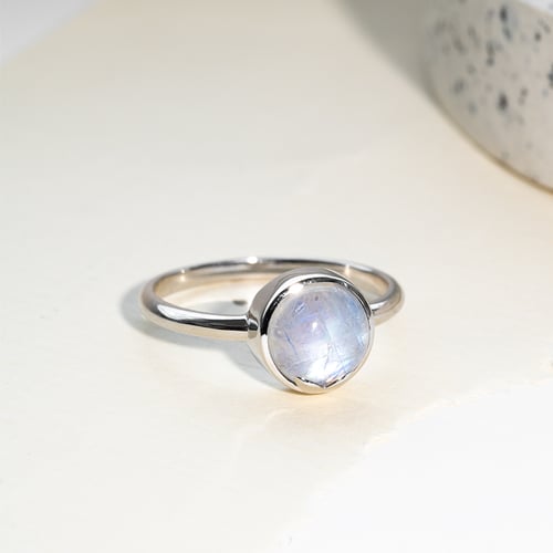 Goldener Ring mit Cabochon Mondstein Yana