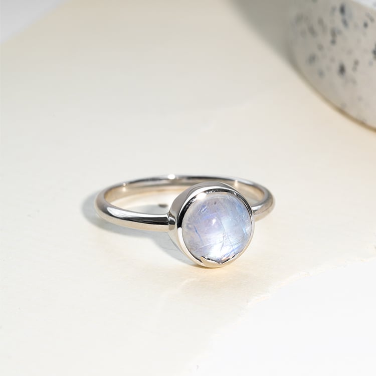 Goldener Ring mit Cabochon Mondstein Yana 123795