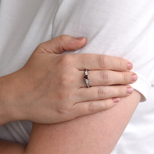 Romantischer Ring mit Granaten und Zirkonia Tereza