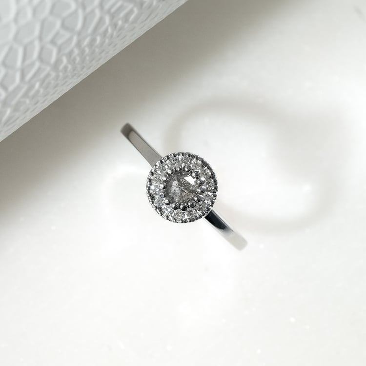 Goldener Verlobungsring mit salt and pepper Diamant Tafne 131941