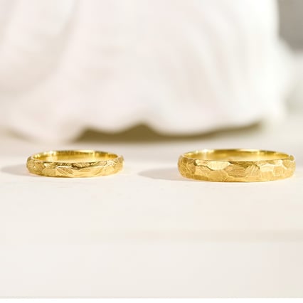 Gehämmerte Trauringe mit gebürsteter Oberfläche aus Gold Vedette