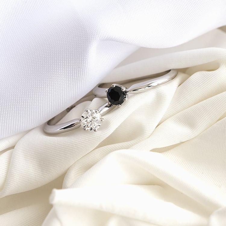 Goldener Verlobungsring mit schwarzem Diamant Mala 124095