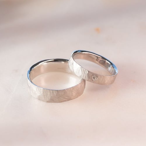 Eheringe mit einem Herz und Diamant Ernie