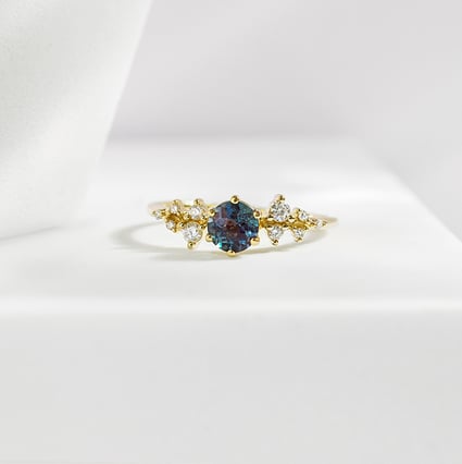 Verlobungsring mit Lab Grown Alexandrit und Diamanten Olha