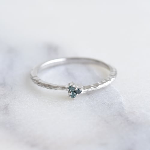 Zarter silberner Ring mit blauen Diamanten Milan