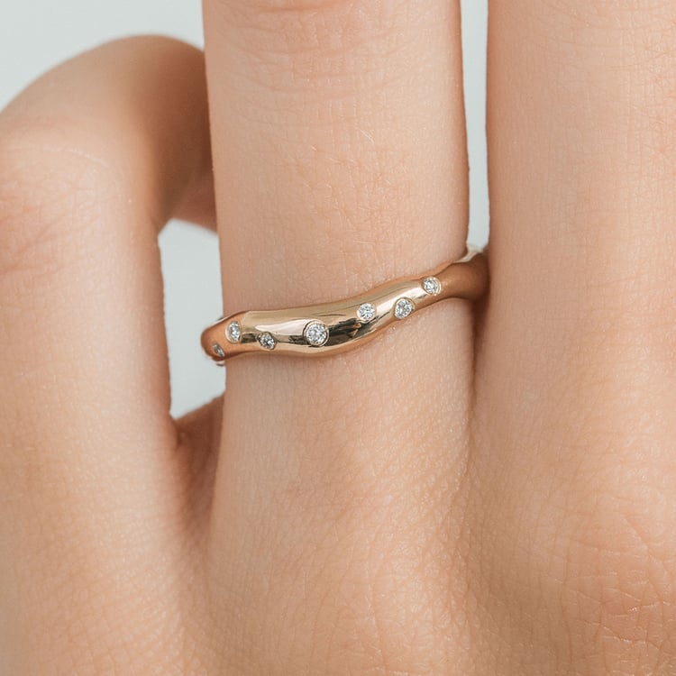 Unregelmäßige Eheringe aus Gold in Haselnussfarbe mit Diamanten Parnell 163740