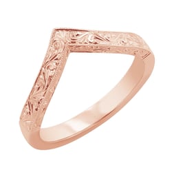 Ehering in V-Form mit Gravur von Hand Lizzie