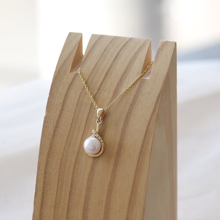 Goldene Halskette mit Perle 64450