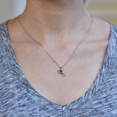 Goldener Anhänger mit Saphir und Diamanten im Sternzeichen Skorpion Escorpion