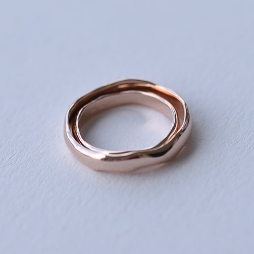 Unregelmäßige Eheringe aus Gold mit Diamanten Parnell