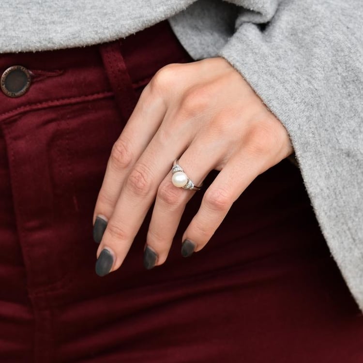 Perlenring aus Gold mit Diamanten auf dem Finger 30540