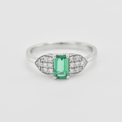Ring mit Smaragd und Diamanten Tana