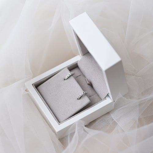 Goldene Creolen mit schwarzen und weißen Diamanten Gomati