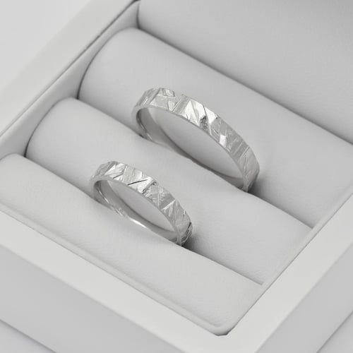Trauringe aus Gold mit Relief Juziz