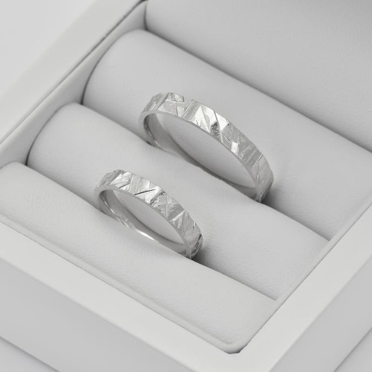 Weißgold gehämmerter Relief-Ring in Eppi-Geschenkbox 37805