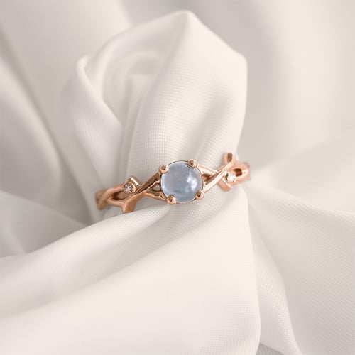 Ring mit einem Cabochon Aquamarin und Diamanten Makena