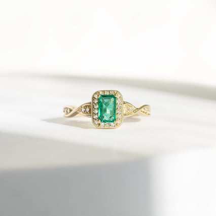 Eleganter Smaragd-Ring mit einem Meer von Diamanten Enoh