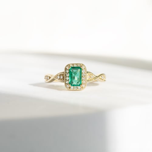 Eleganter Smaragd-Ring mit einem Meer von Diamanten Enoh